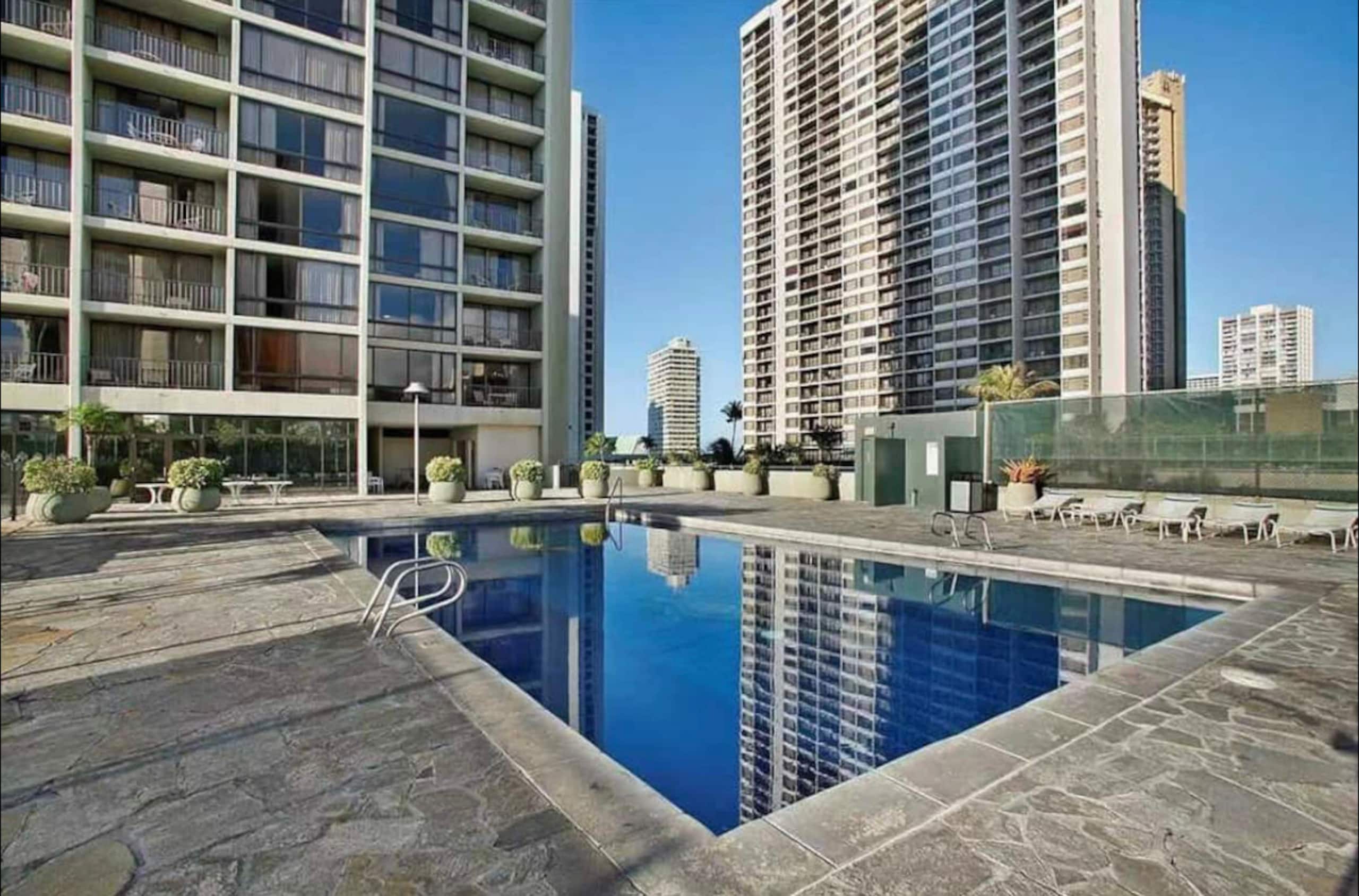 Upscale Modern Waikiki Banyan 1BR Condo w/Parking! - Image 49