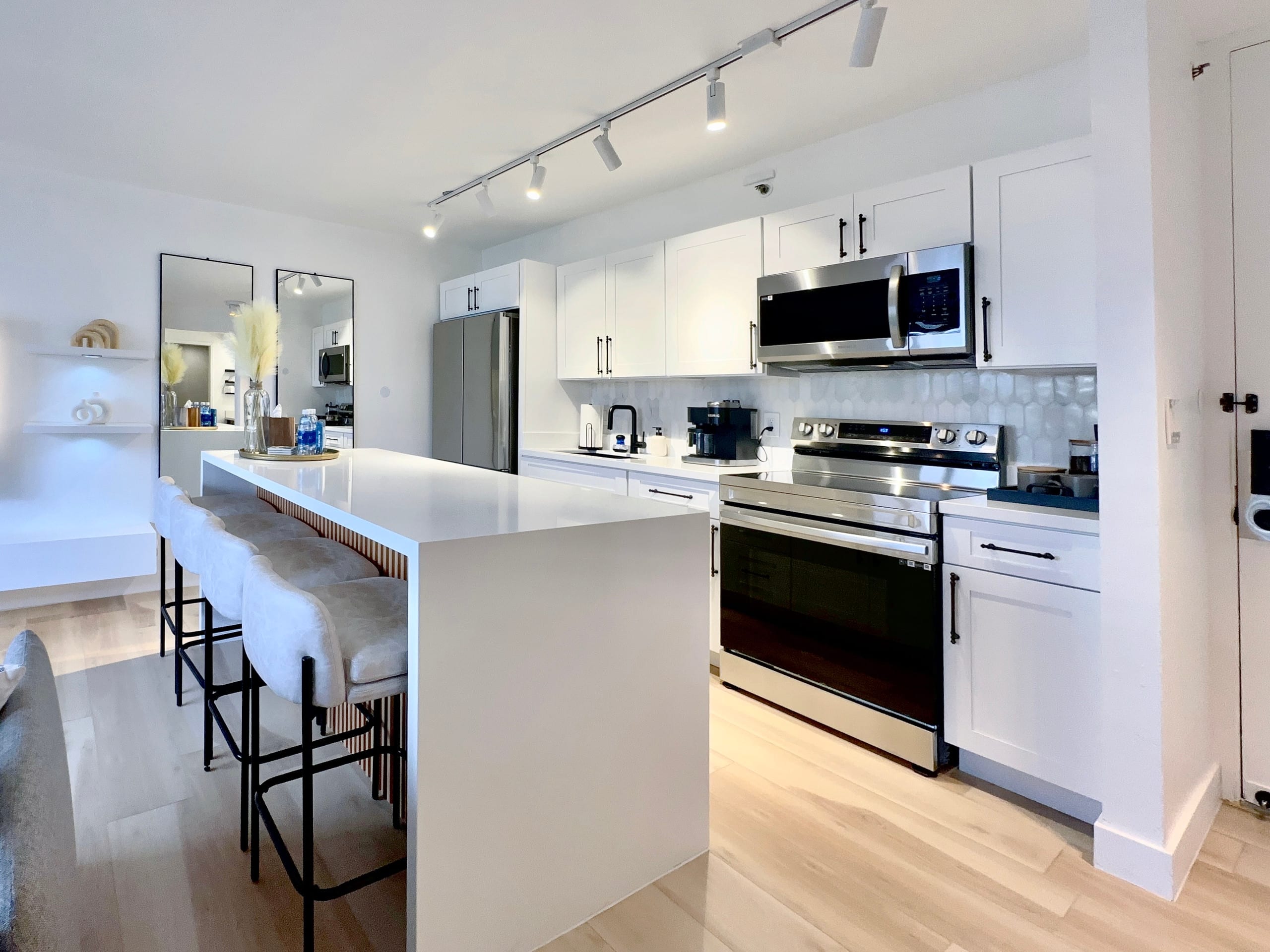 Upscale Modern Waikiki Banyan 1BR Condo w/Parking! - Image 23