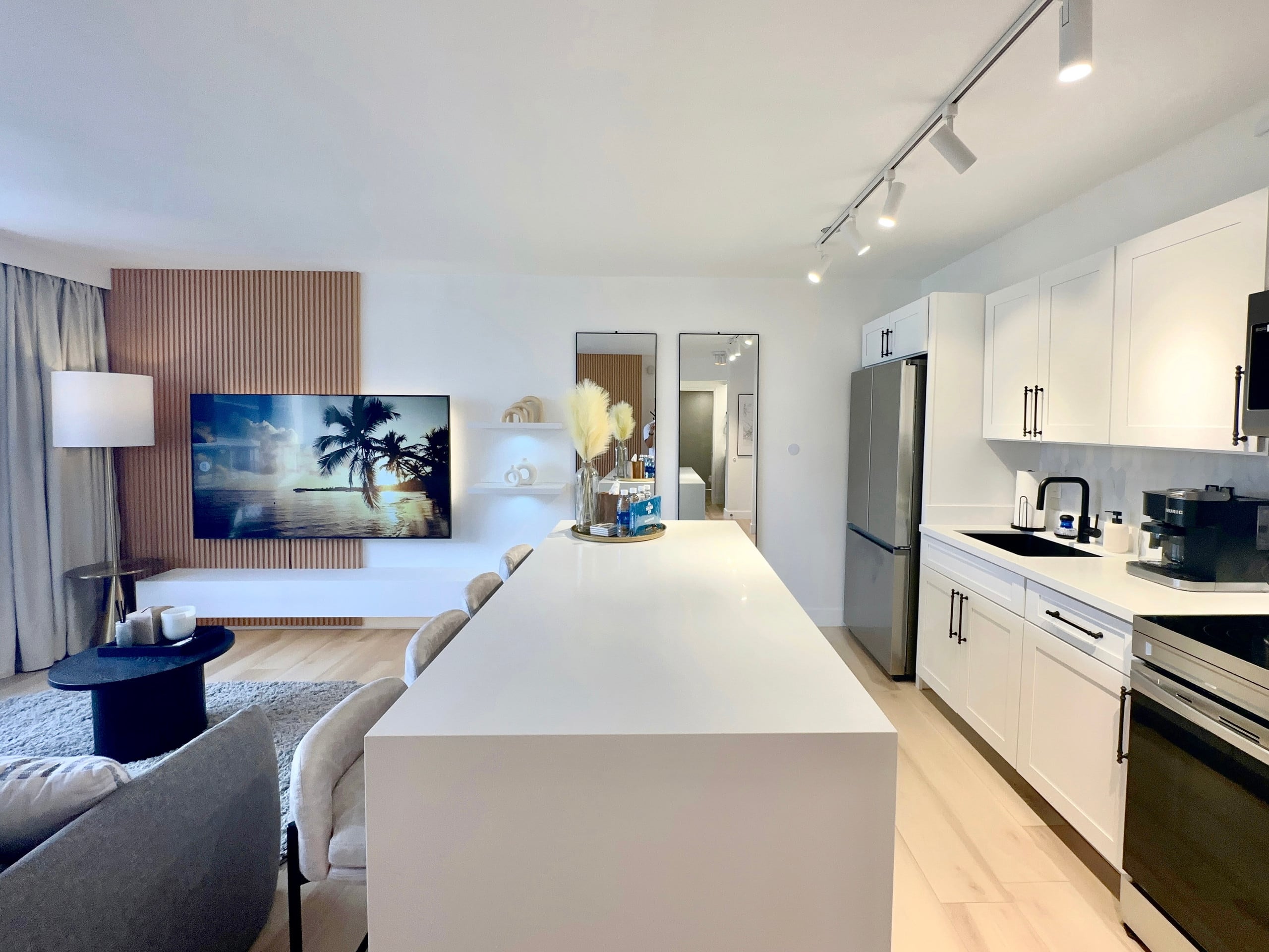 Upscale Modern Waikiki Banyan 1BR Condo w/Parking! - Image 13