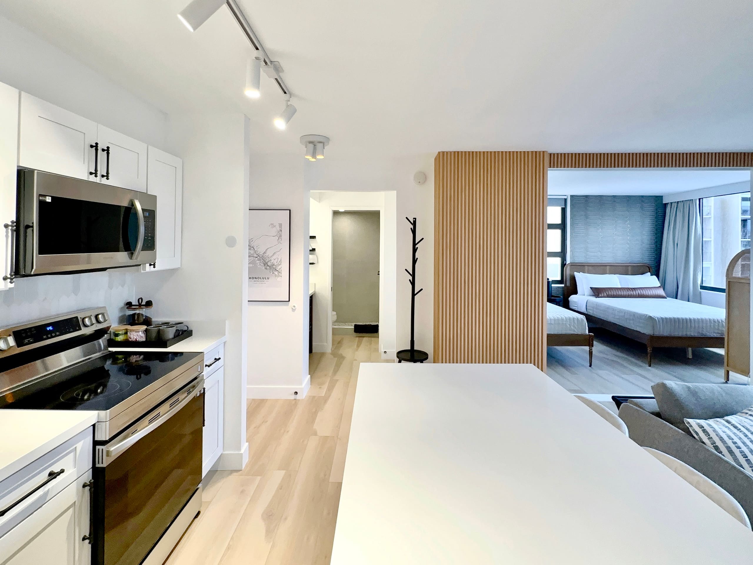 Upscale Modern Waikiki Banyan 1BR Condo w/Parking! - Image 18