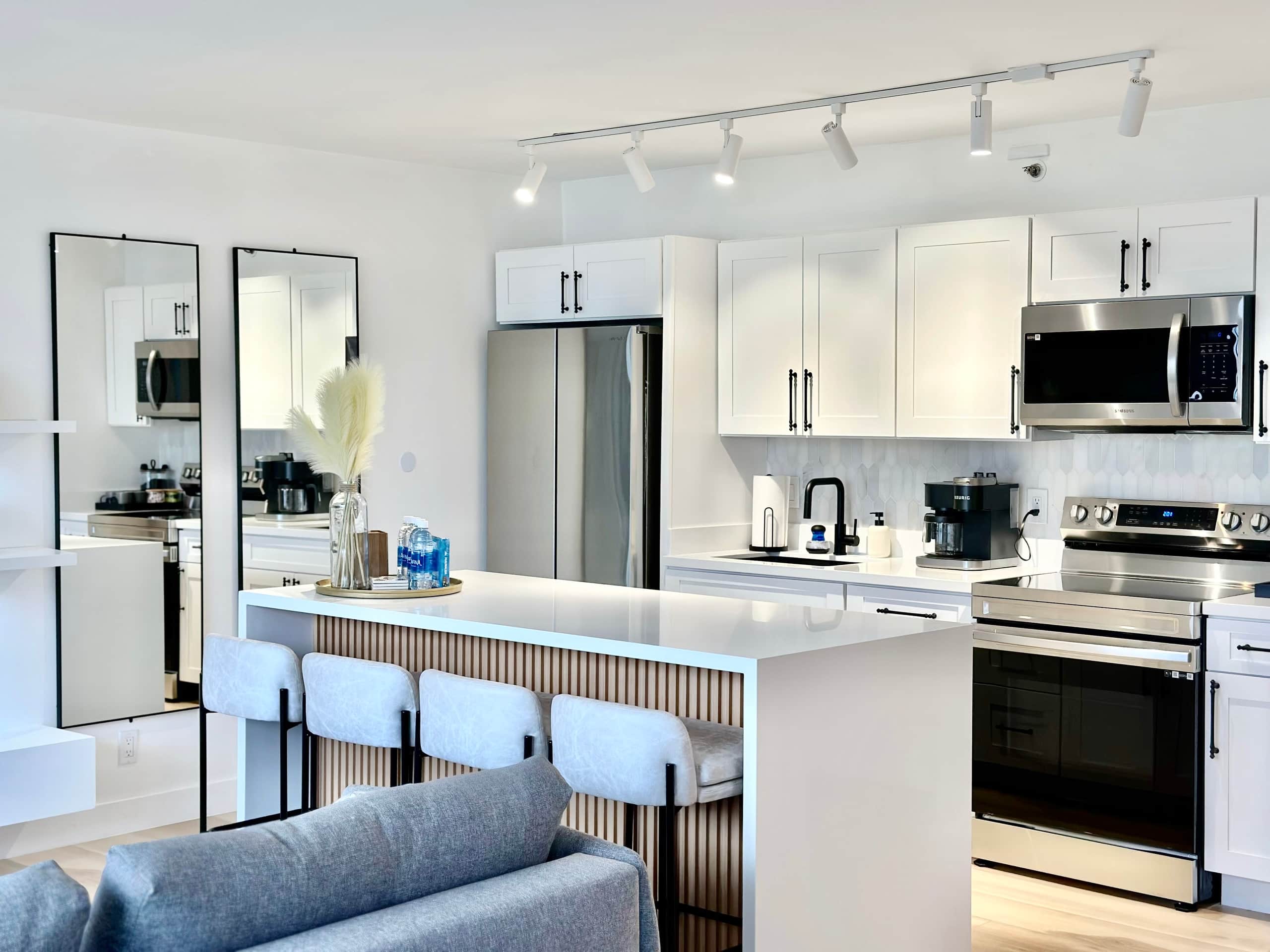 Upscale Modern Waikiki Banyan 1BR Condo w/Parking! - Image 17