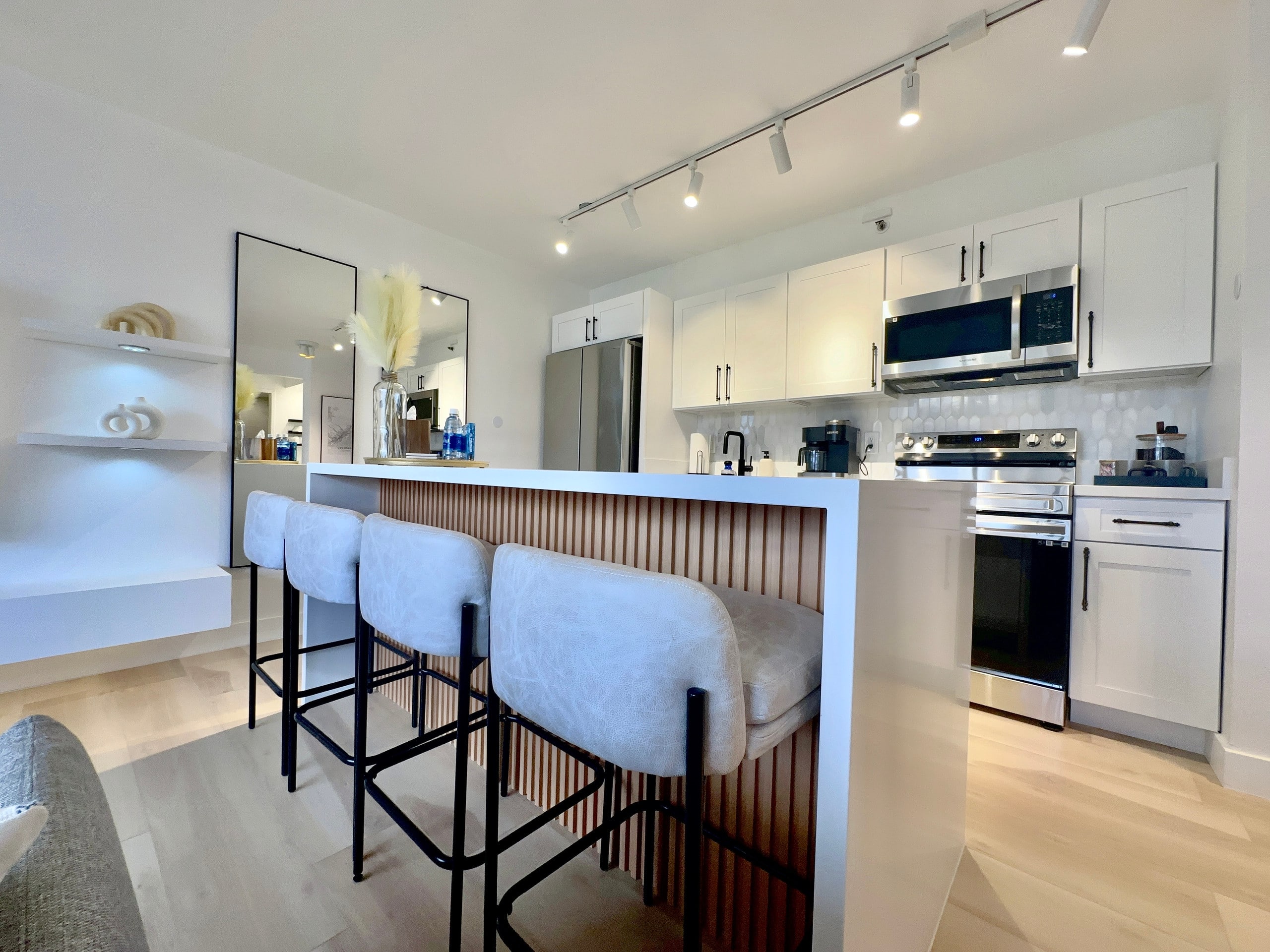 Upscale Modern Waikiki Banyan 1BR Condo w/Parking! - Image 21