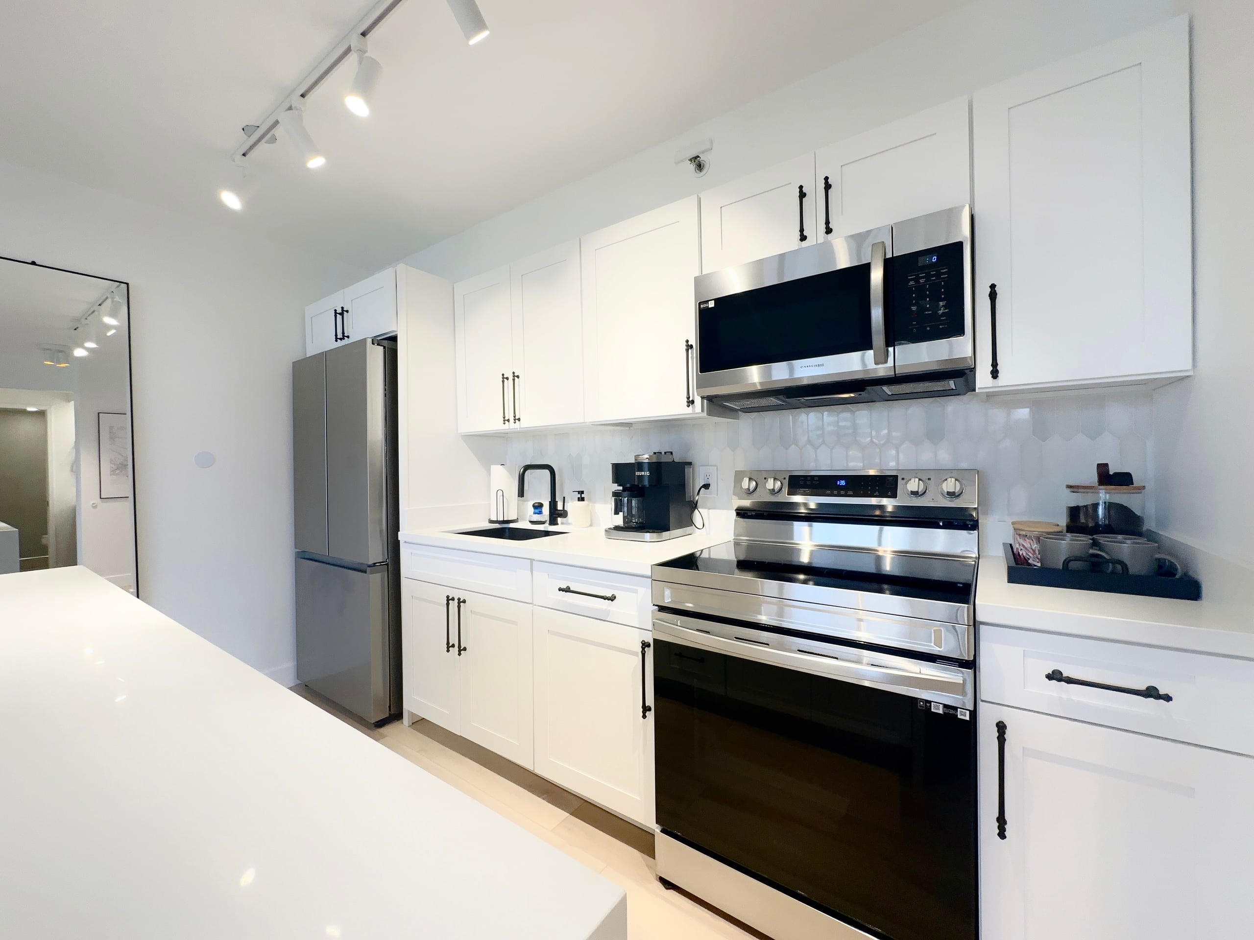 Upscale Modern Waikiki Banyan 1BR Condo w/Parking! - Image 28