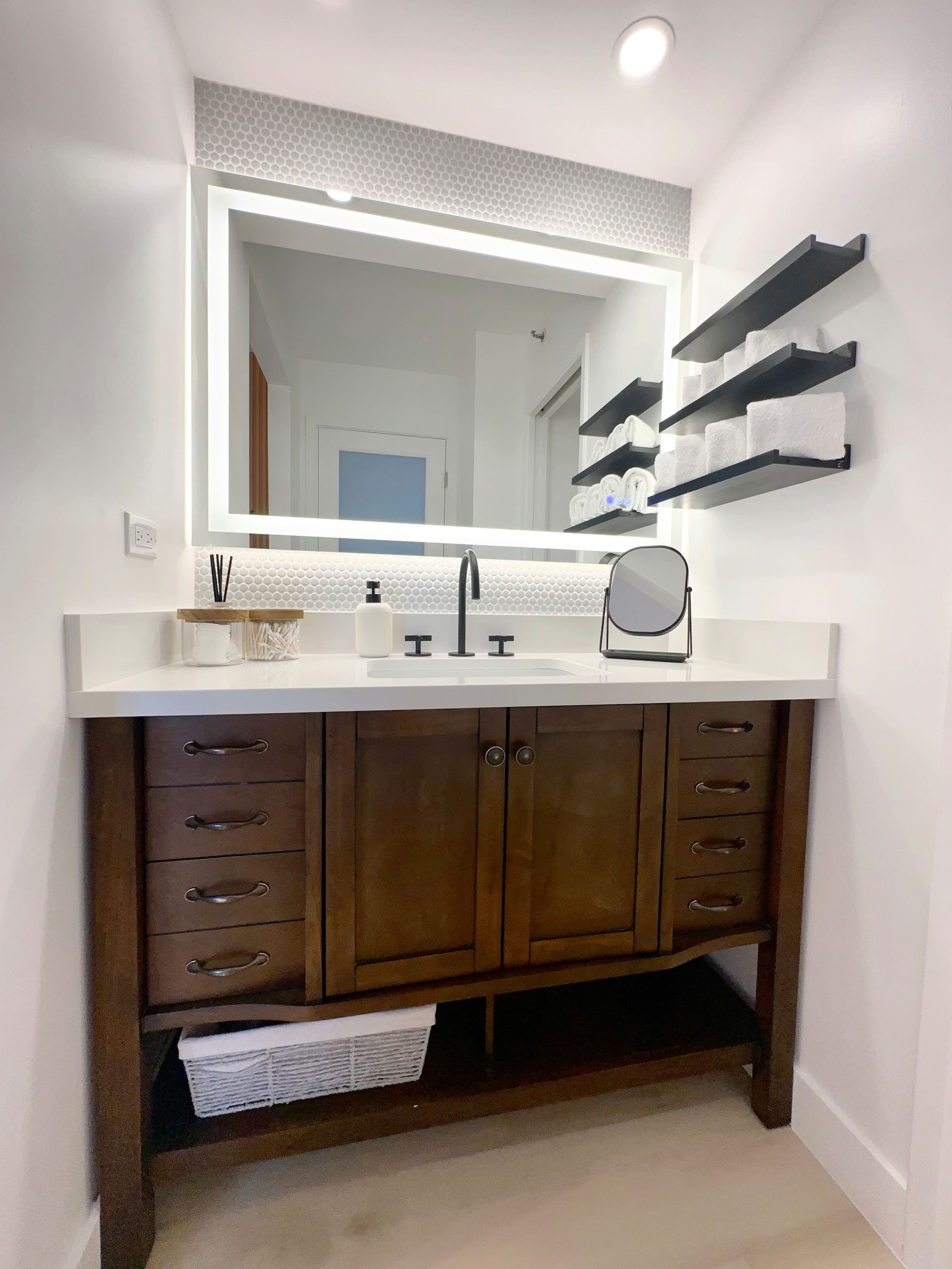 Upscale Modern Waikiki Banyan 1BR Condo w/Parking! - Image 40
