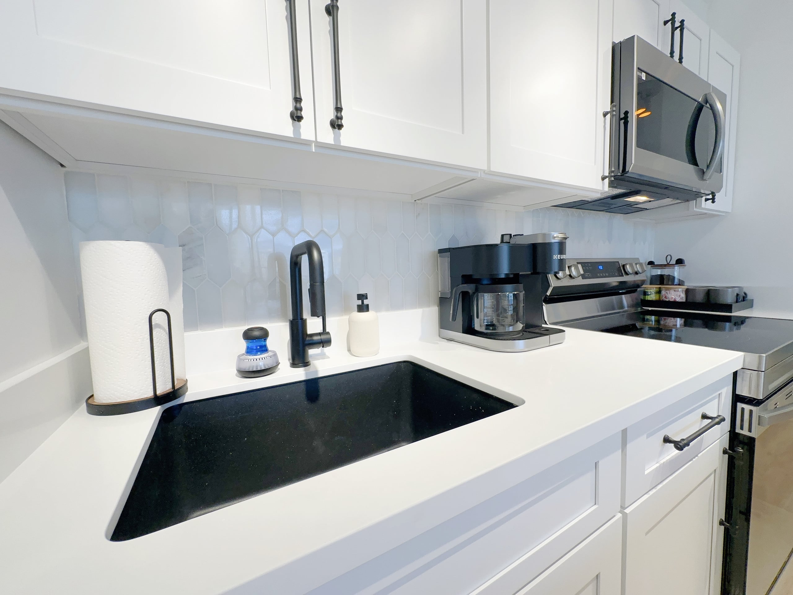 Upscale Modern Waikiki Banyan 1BR Condo w/Parking! - Image 25