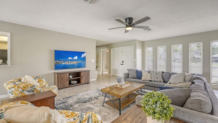 Los cómodos muebles de la sala de estar y el gran televisor de pantalla de alta definición de 65 pulgadas proporcionan la máxima relajación.