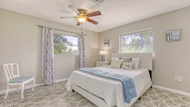 La habitación principal con cama tamaño queen tiene un televisor de pantalla grande y una puerta corrediza para acceder directamente a la piscina.