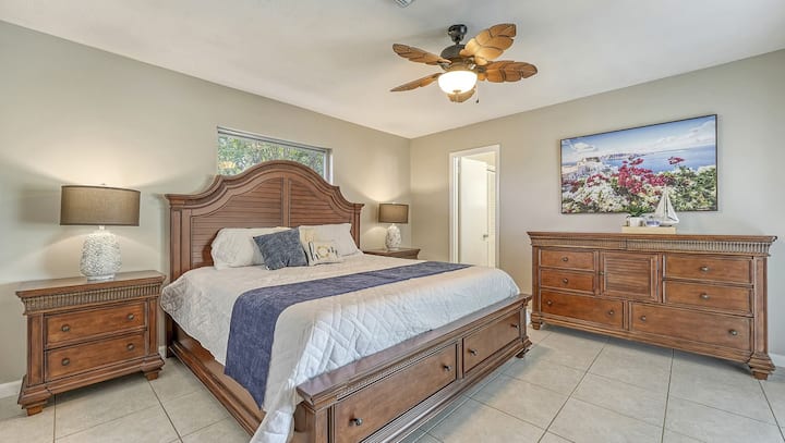 La habitación principal con cama tamaño king tiene su propio baño, TV y una puerta corrediza para acceder directamente a la piscina.  El baño también tiene acceso directo a la piscina.