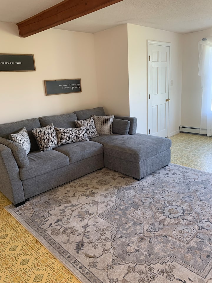 Chumba chetu cha familia kina kitanda na hifadhi kamili.