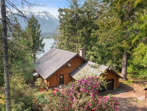 Mountain Lake Place! Waterfront Log Home!