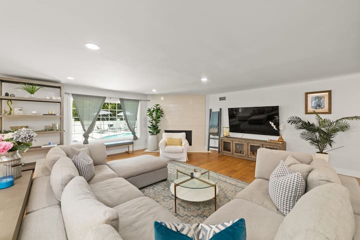 Beautiful San Diego Home w/ Pool gallery image 4