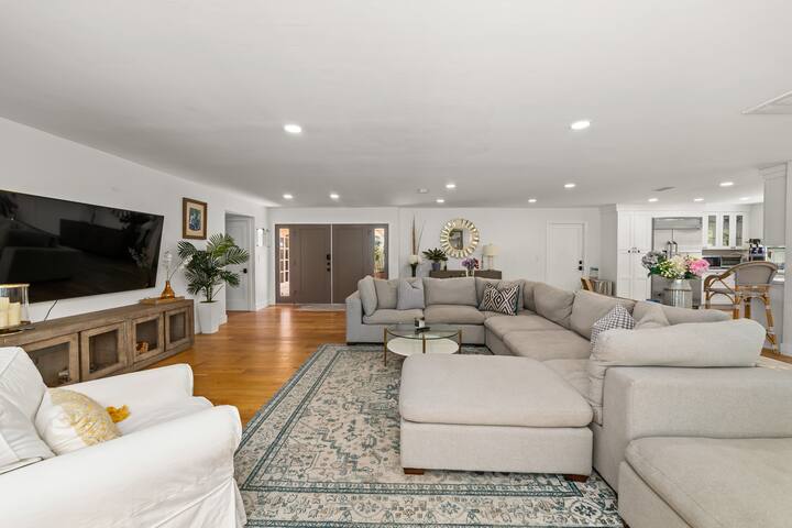 Beautiful San Diego Home w/ Pool gallery image 5