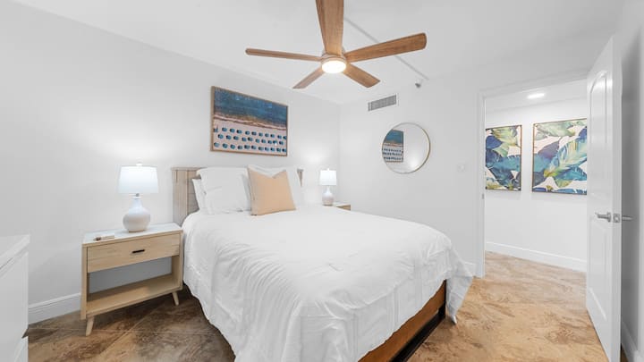 Вторична спалня - двойно легло Sterns & Foster. Смарт телевизорът също.