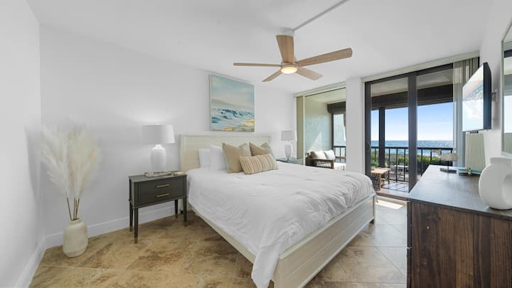 Просторна основна спалня с двойно легло Sterns & Foster, смарт телевизор и плъзгаща се врата към балкона!