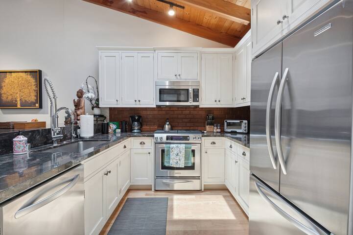 Modern Comfort Retreat 2BD house in Santa Monica gallery image 2