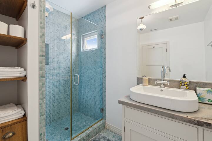 Modern Comfort Retreat 2BD house in Santa Monica gallery image 4