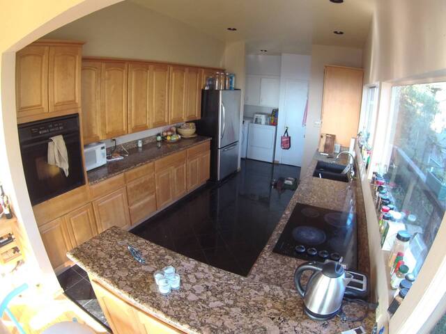 Sweeping bay views 5 bedroom Oakland hills retreat gallery image 3