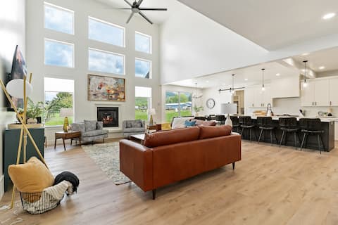Pickleball Playhouse, Hot Tub, Theater, Game Room!