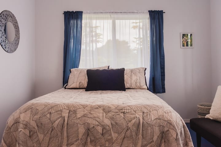 Chumba cha wageni #2. Kitanda chenye ukubwa wa Malkia.