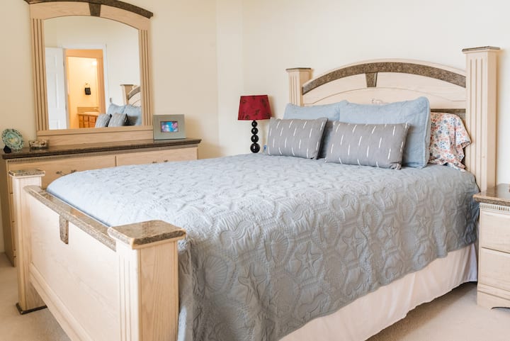 Chumba cha wageni #1. Kitanda aina ya Queen size.