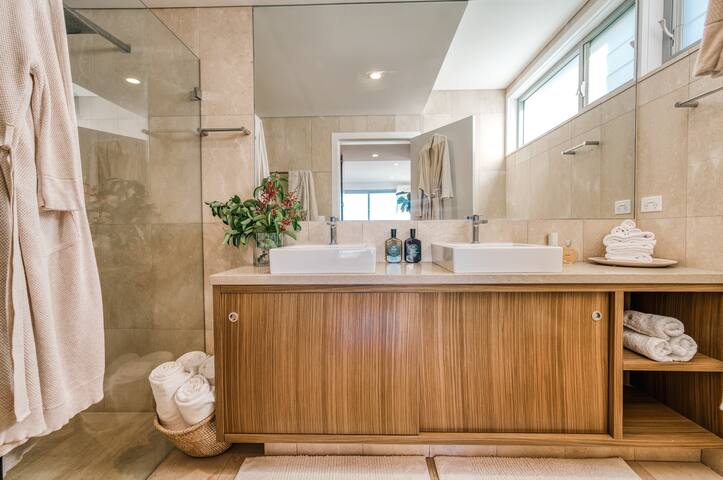 Salty Views on Cross St Bronte gallery image 5