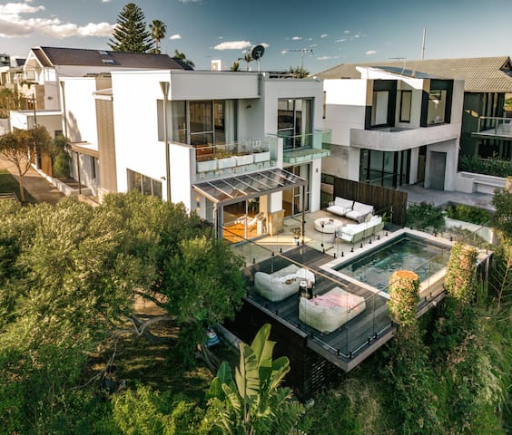 Salty Views on Cross St Bronte