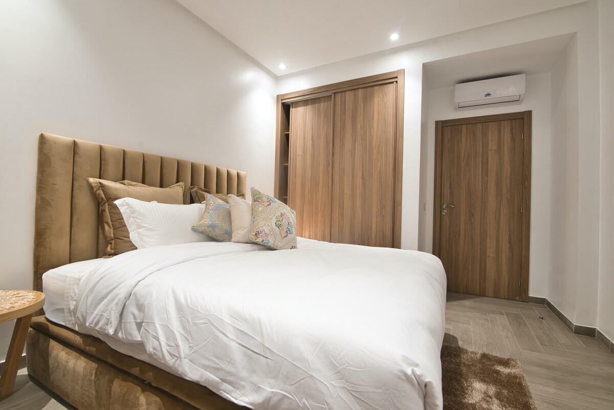 krevat dopio "king" në dhomën e gjumit, me ajër të kondicionuar dhe dollap të madh.