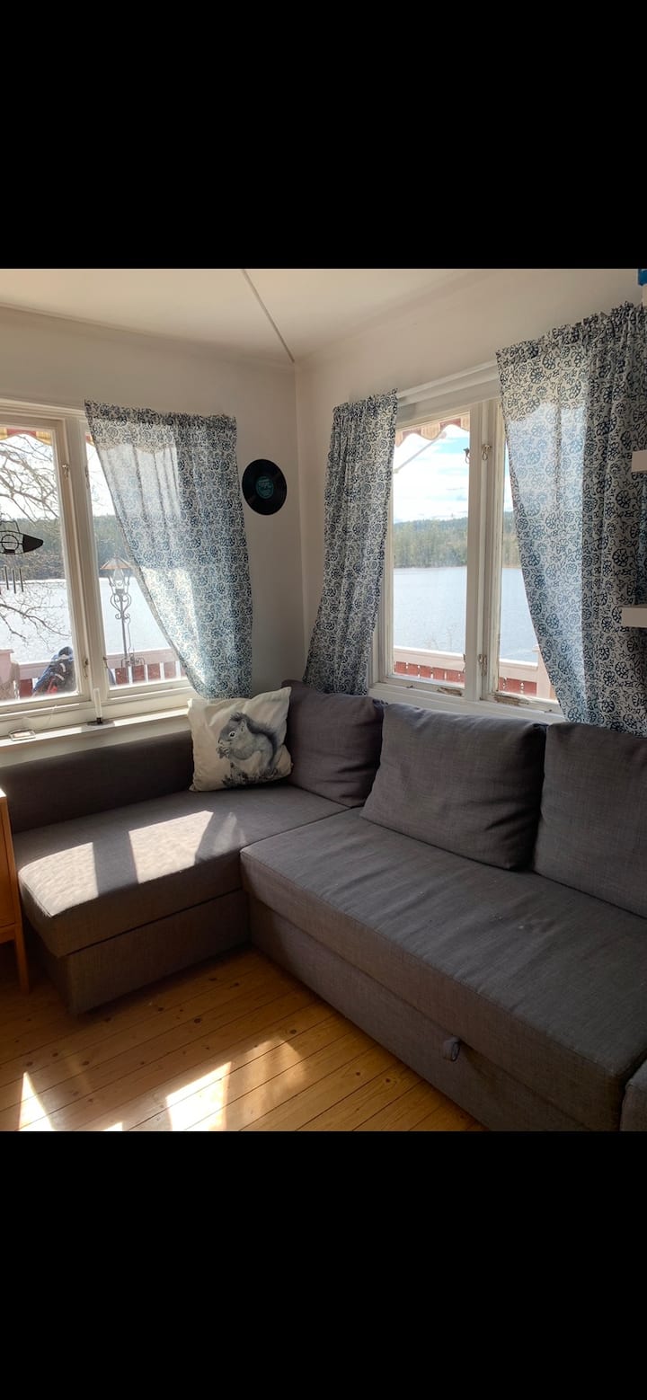 Off-grid Stuga Med Sjötomt Och Bastu - Lilla Edet