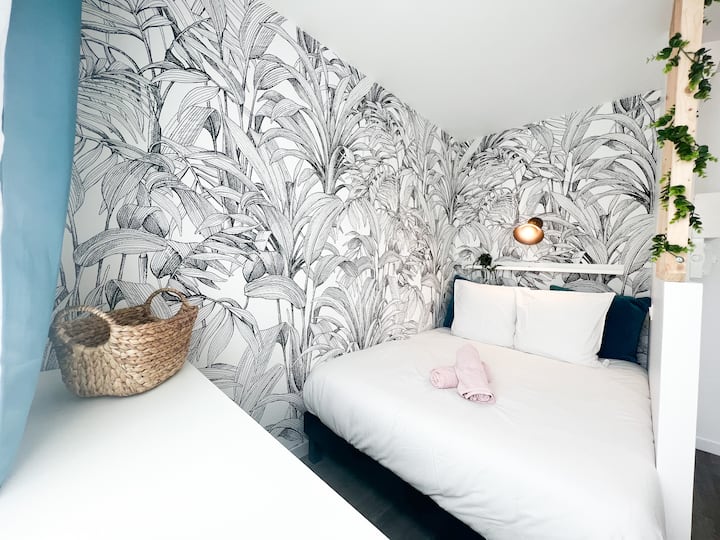 มีการตกแต่งป่าในเวลากลางคืนเพื่อนอนหลับและพักผ่อนบนที่นอนขนาด 140x190 ที่สะดวกสบาย