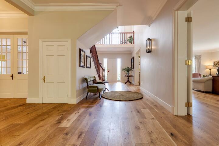 Gorgeous Somerset West Villa gallery image 3