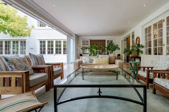 Gorgeous Somerset West Villa gallery image 5