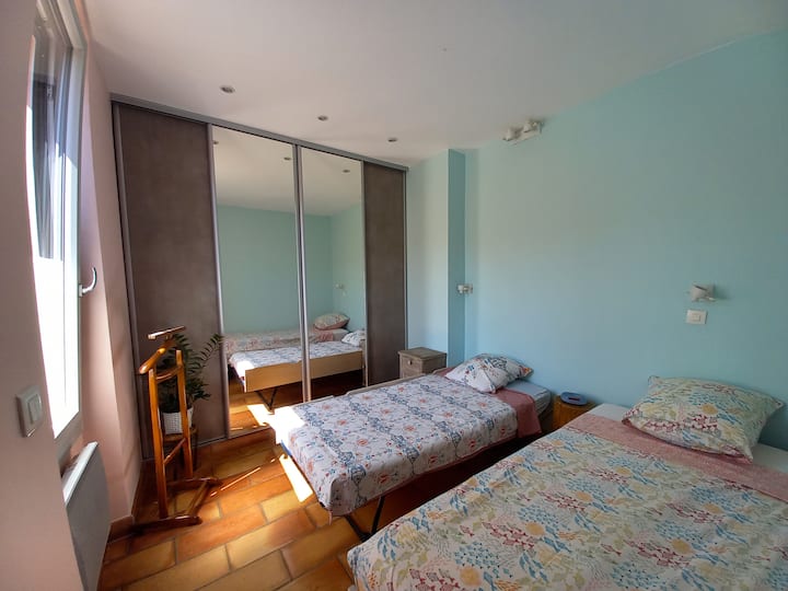 dhoma e gjumit 1 : 2 krevate tek (ose një krevat dopio nëse është krah për krah)