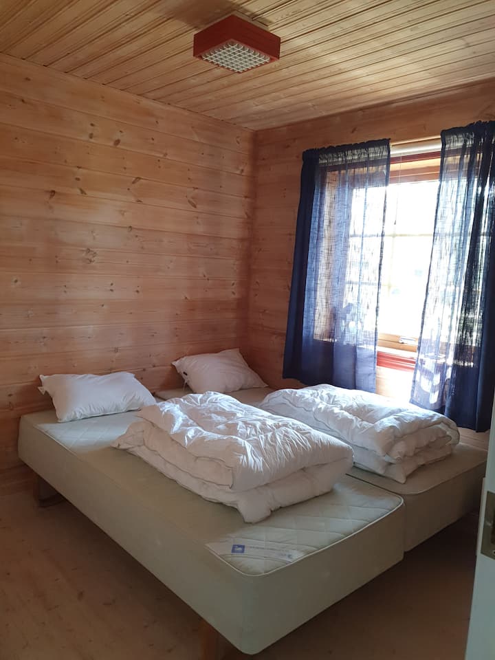 2 camas individuales que se pueden separar un poco si es necesario o usarse como una cama doble como se muestra en la foto. 180×200