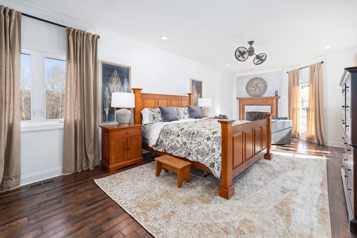 Priestranná hlavná spálňa s manželskou posteľou