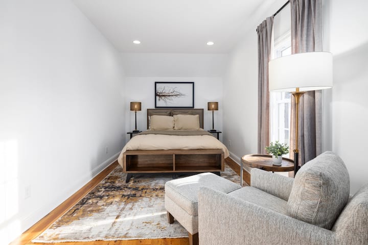 Spálňa na poschodí s manželskou posteľou Queen