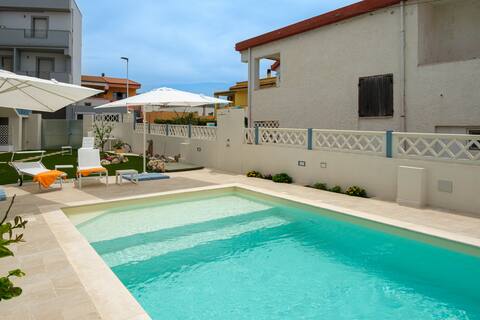 [ Private house and private pool on the beach]