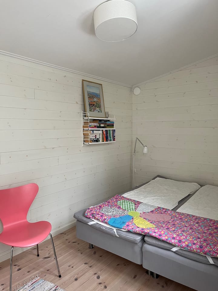 Guest cottage with two 90 beds.