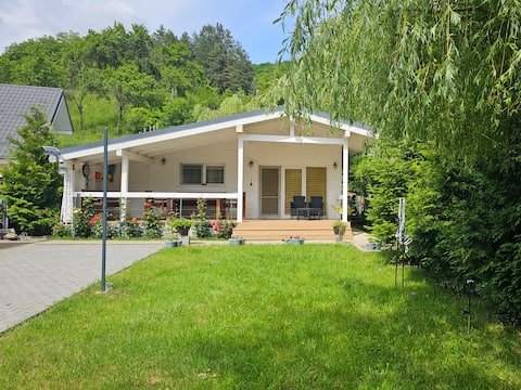 White House, Vidraru