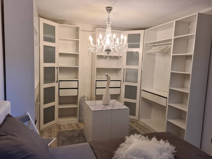 Спална соба со голем гардеробер