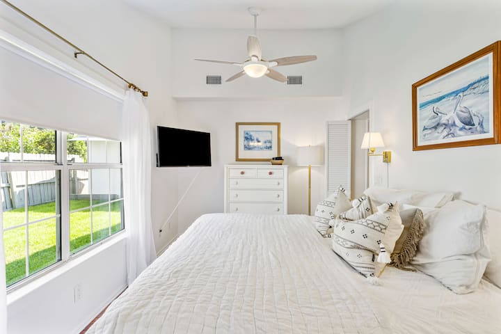 Chumba cha 4 cha kulala kina kitanda aina ya king, televisheni na bafu. Lazima upitie chumba cha kulala cha 3 ili kufika kwenye chumba cha kulala cha 4 au utumie mlango wa nje wa nyuma. 