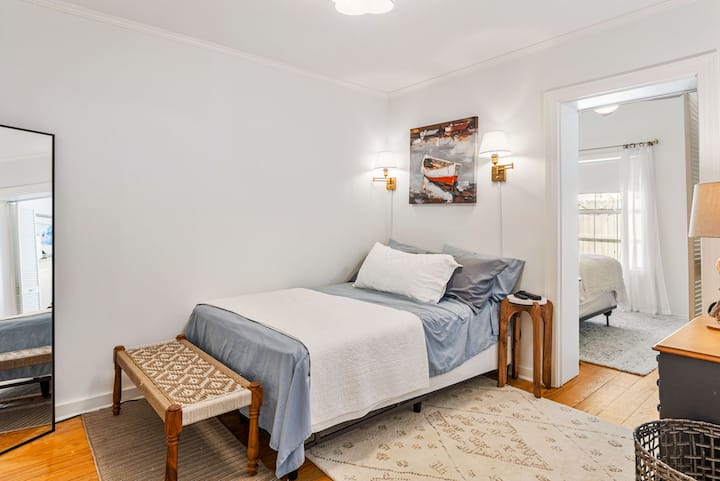 Chumba cha 3 cha kulala kimetenganishwa na chumba cha 4 cha kulala na mlango ulioinuliwa. 