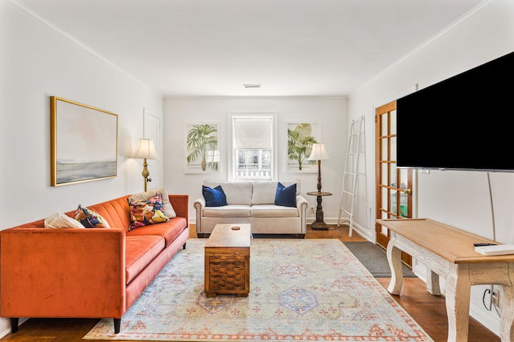 Sebule iliyo na kochi la kupendeza. 