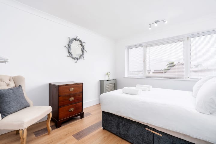 Нашата модерно проектирана спалня с килер и бюро.