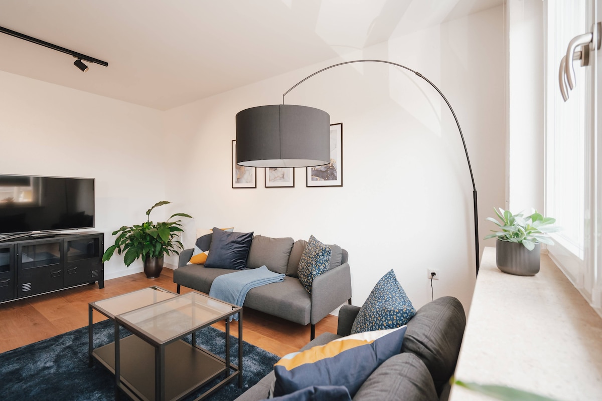 Successful Airbnb property: NEW | Stylish | Box spring | Smart TV | Central in Augsburg