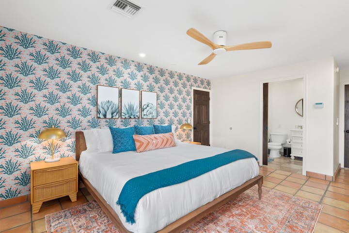 Საძინებელი №1: საწოლი „King“, რომელშიც არის შესასვლელი კარადა და სააბაზანო 