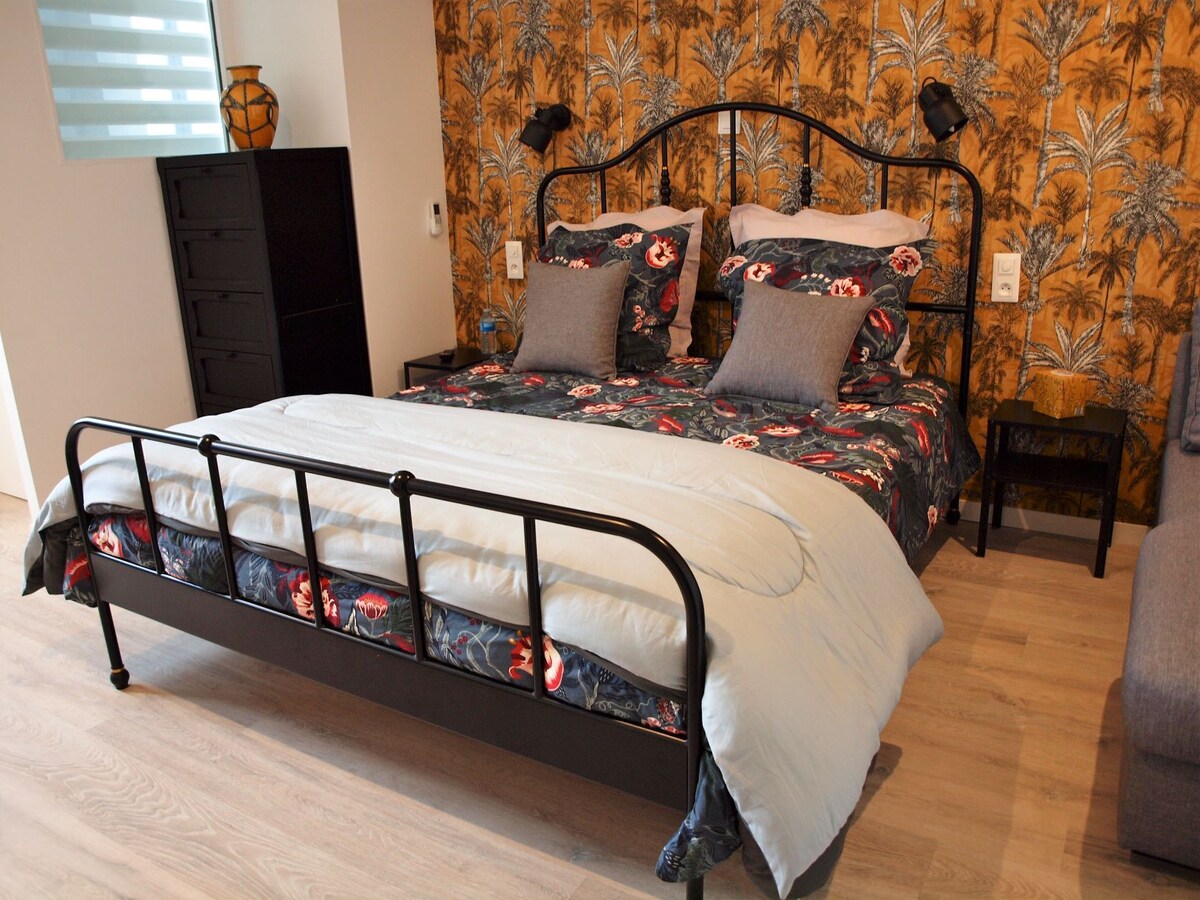 Soba koja može primiti osobu u invalidskim kolicima (obratite nam se) te ima kupaonicu i WC školjku 