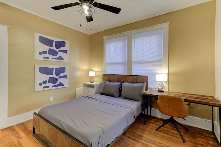 استرخ في غرفة هادئة مع الكثير من الضوء، مثالية للعمل أو ليلة نوم جيدة.