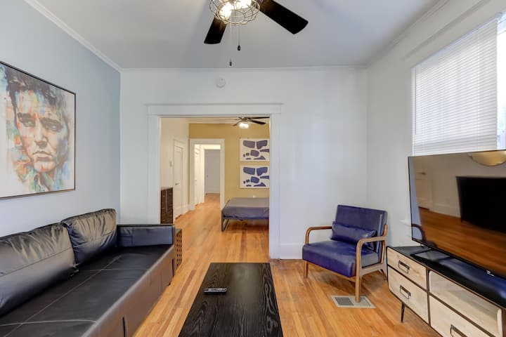 استرخ في غرفة المعيشة الأنيقة هذه مع أريكة مريحة وتلفزيون ذكي وديكور جذاب. المكان المثالي للاسترخاء بعد استكشاف المدينة.