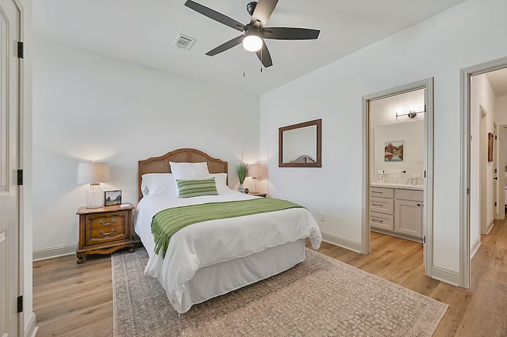 Dhoma e dytë e gjumit ka një krevat dopio "queen" dhe ka një banjë en suite me vaskë.