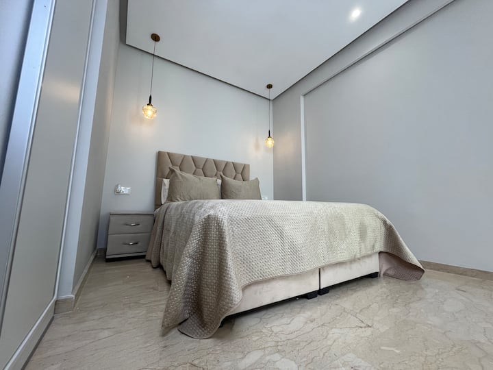 Bienvenido a nuestro espacioso dormitorio con un encantador balcón, que ofrece la combinación perfecta de comodidad y serenidad.